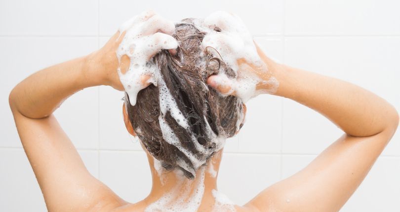シャンプー STEP2.後頭部にシャンプーをつけ、毛髪を包み込むように洗う