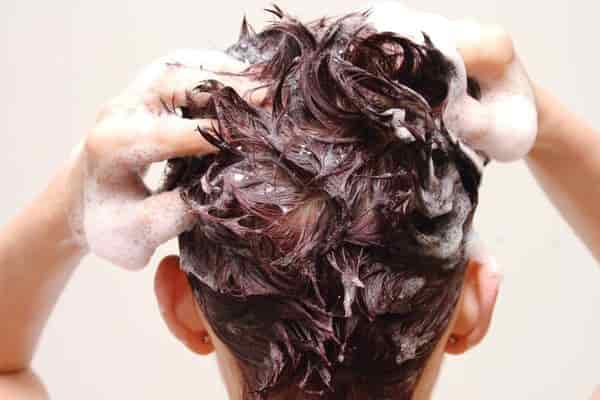 薬用ベルタ育毛剤 1.まずは頭皮の汚れをシャワーで綺麗に落とす
